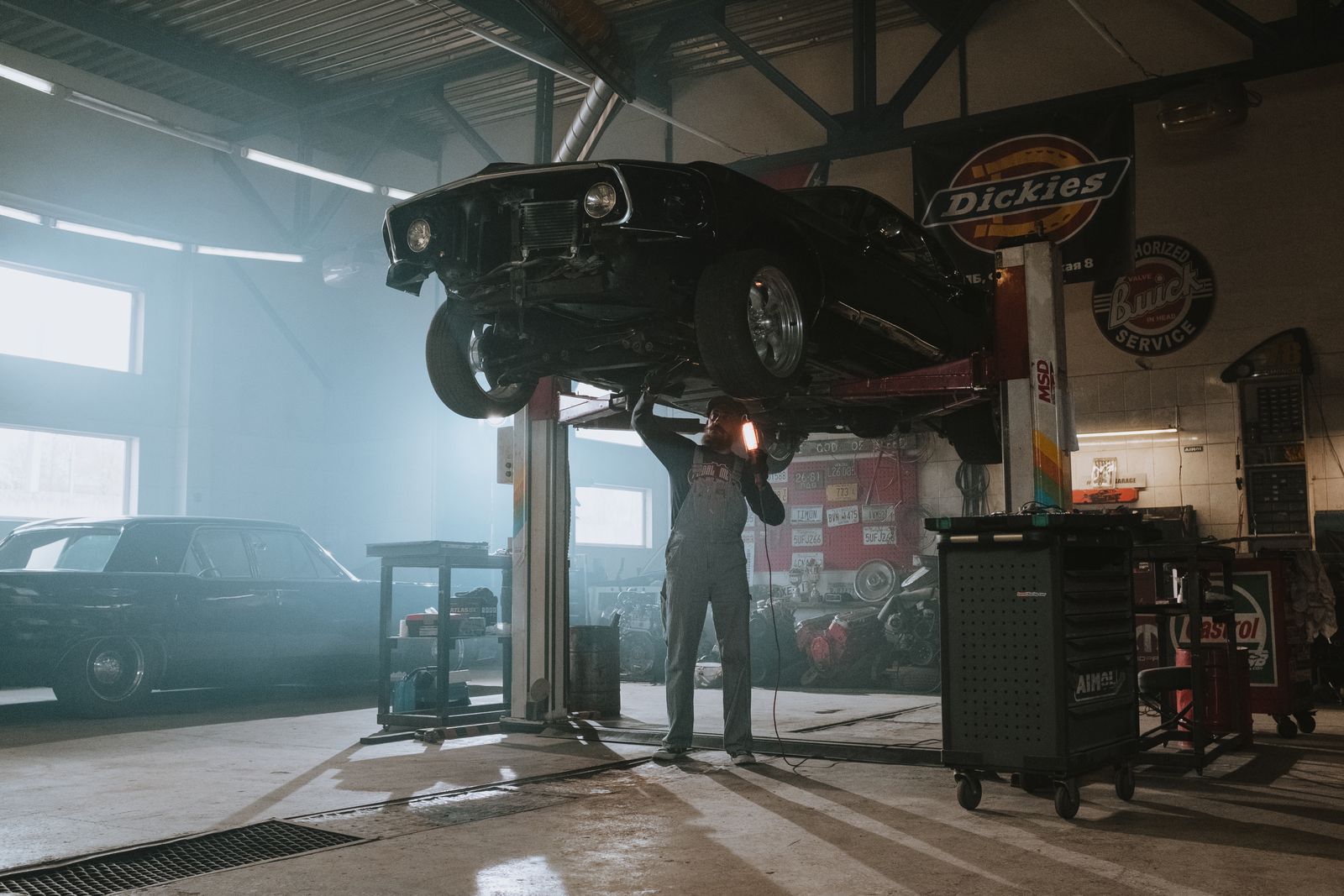 Carro levantado en un taller de reparación